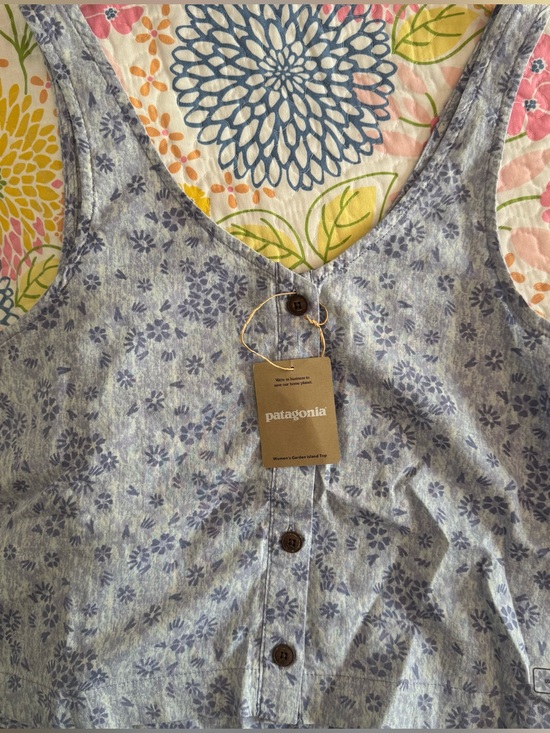 Patagonia Tops - NWT large Patagonia women’s garden island tank top